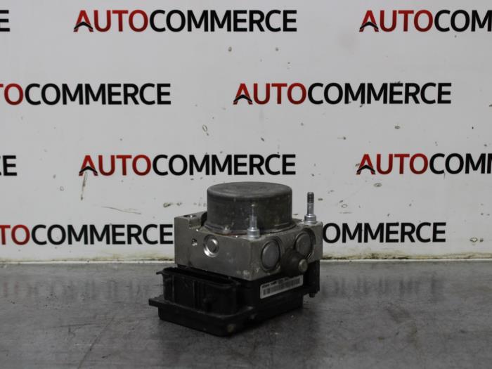 Używane Pompa ABS Renault Clio III (BR/CR) 1.5 dCi 70 Cena € 20,00 Procedura marży oferowane przez Autocommerce