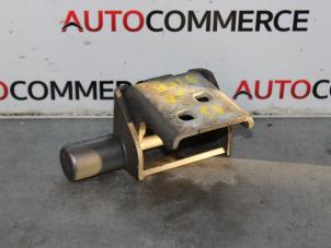 Used Front door hinge, right Renault Clio III (SR) 1.5 dCi 70 Price on request offered by Autocommerce