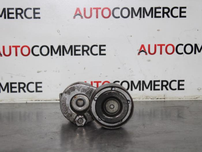 Drive belt tensioner from a Renault Scénic II (JM) 1.9 dCi 130 2008