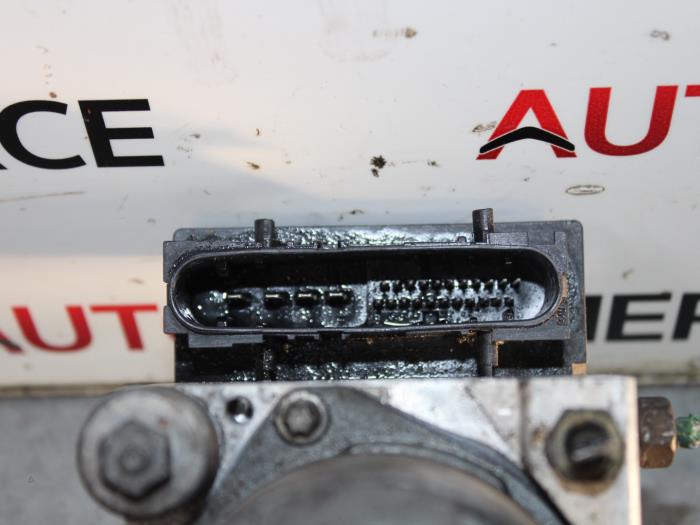 ABS-pump från en Renault Twingo (C06) 1.2 16V 2005