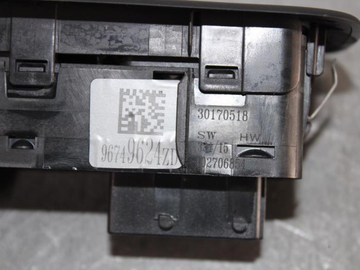 Multi-functional window switch from a Peugeot 208 I (CA/CC/CK/CL) 1.2 Vti 12V PureTech 82 2014