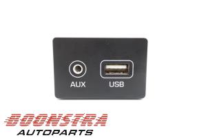 Gebrauchte AUX / USB-Anschluss Hyundai Tucson (TL) 2.0 CRDi 16V High Power 4WD Preis € 36,75 Margenregelung angeboten von Boonstra Autoparts