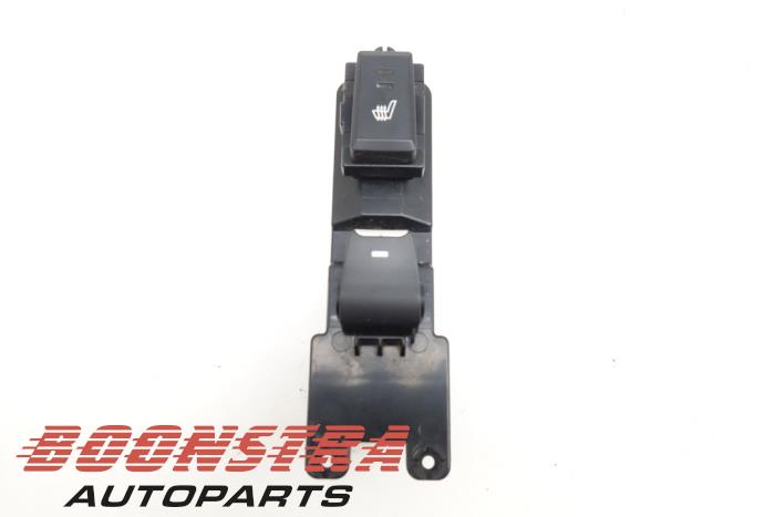 Usados Interruptor de ventanilla eléctrica Hyundai Tucson (TL) 2.0 CRDi 16V High Power 4WD Precio € 24,95 Norma de margen ofrecido por Boonstra Autoparts