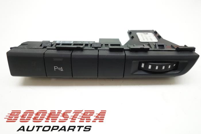 PDC switch from a Audi A8 (D4) 4.2 TDI V8 32V Quattro 2010