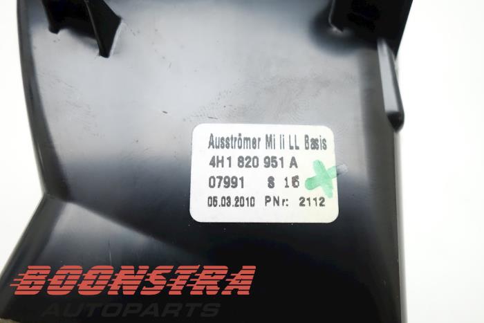 Rejilla de aire de salpicadero de un Audi A8 (D4) 4.2 TDI V8 32V Quattro 2010