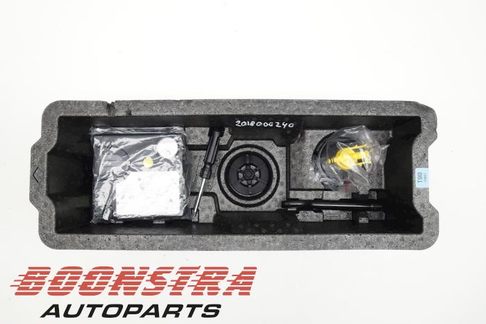 Usagé Kit d'outils Kia Rio IV (YB) 1.0i T-GDi 100 12V Prix € 36,75 Règlement à la marge proposé par Boonstra Autoparts