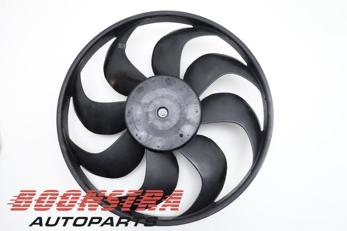 Radiator fan from a Renault Clio IV (5R) 0.9 Energy TCE 90 12V 2015
