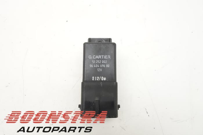 Glow plug relay from a Peugeot Expert (G9) 2.0 HDi 120 2009