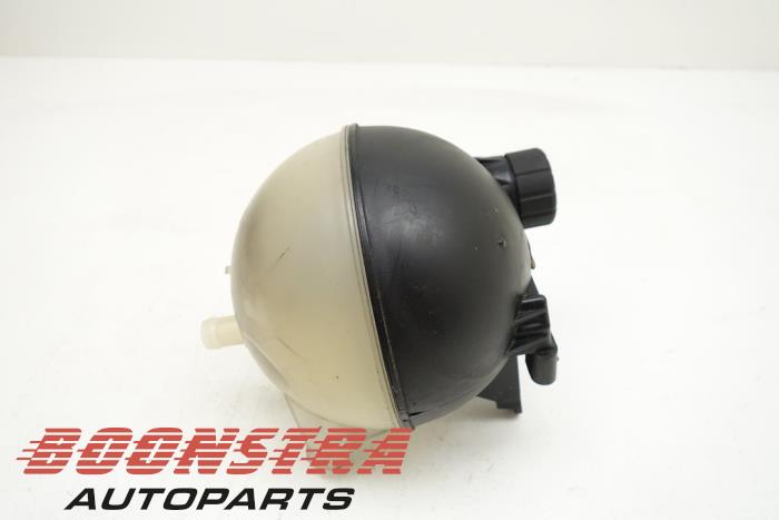 Expansion vessel from a Mercedes-Benz B (W245,242) 2.0 B-200 CDI 16V 2009