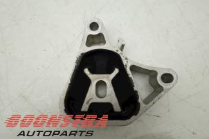 Engine mount from a Mercedes-Benz A (W176) 1.5 A-160 CDI, A-160d 16V 2016
