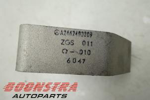Engine mount from a Mercedes-Benz A (W176) 1.5 A-160 CDI, A-160d 16V 2016