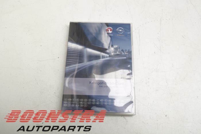 Tarjeta SD de navegación de un Opel Astra J Sports Tourer (PD8/PE8/PF8) 1.7 CDTi 16V 2013