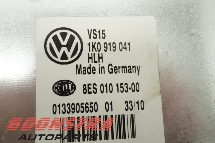 Voltage stabiliser from a Volkswagen Golf Plus (5M1/1KP) 1.2 TSI BlueMOTION 2011