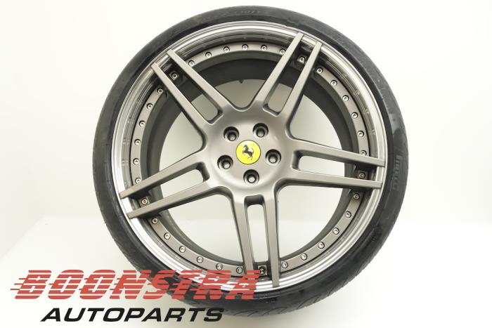 Używane Obrecz + Opona Ferrari California 4.3 V8 32V Cena € 599,00 Procedura marży oferowane przez Boonstra Autoparts