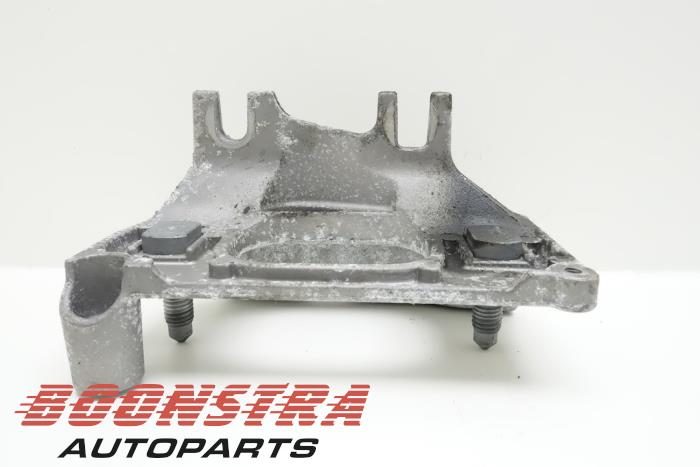 Gearbox mount from a Renault Captur (2R) 0.9 Energy TCE 12V 2013