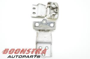 Used Rear door hinge, right Renault Trafic New (FL) 2.0 dCi 16V 115 Price € 44,47 Inclusive VAT offered by Boonstra Autoparts