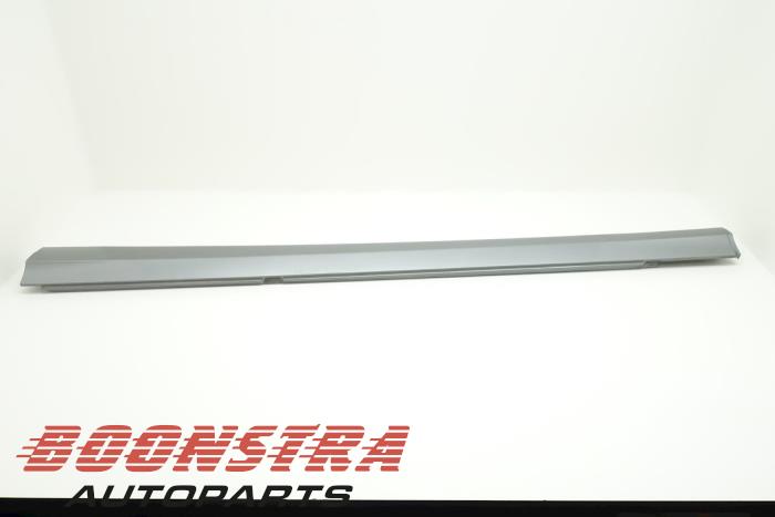 Car sill