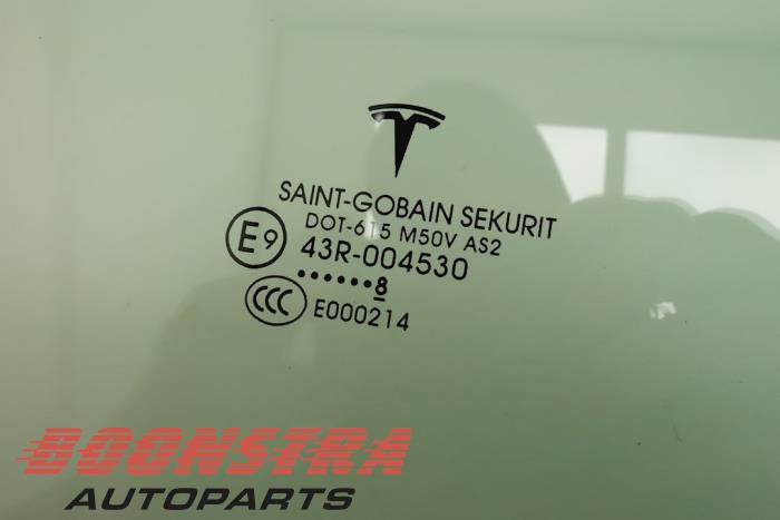 Türscheibe 4-türig rechts vorne van een Tesla Model X P100D 2018