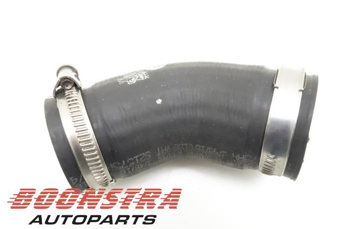 Gebrauchte Intercooler Schlauch Volkswagen Golf VII Variant (AUVV) 1.6 TDI BlueMotion 16V Preis € 24,95 Margenregelung angeboten von Boonstra Autoparts
