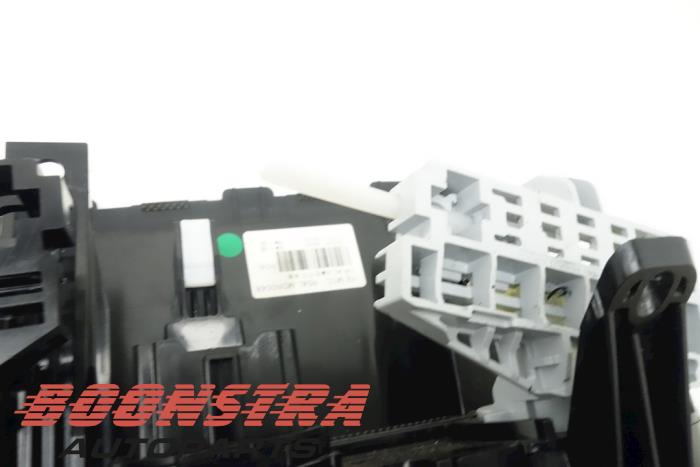 Heater control panel from a Kia Rio IV (YB) 1.0i T-GDi 100 12V 2017
