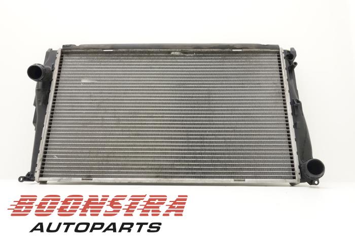 Radiator from a BMW 1 serie (E81) 118d 16V 2008