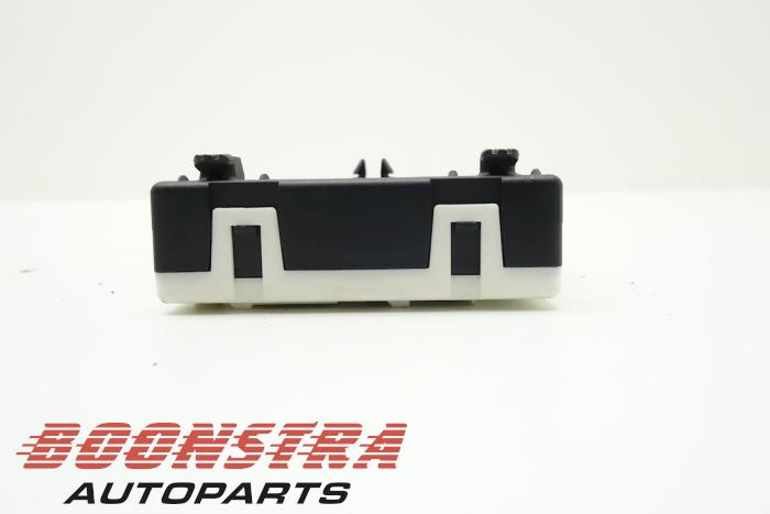 Central door locking module from a Mercedes-Benz C Estate (S205) C-450 AMG Sport 3.0 V6 24V Turbo 4-Matic 2016