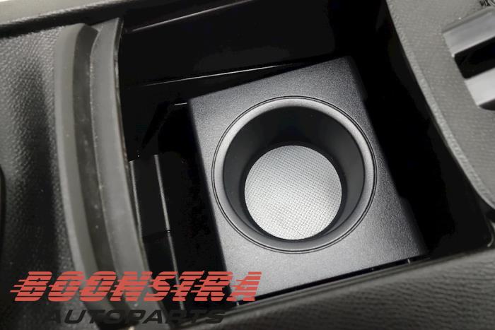 Middle console from a Peugeot 308 (L3/L8/LB/LH/LP) 1.6 BlueHDi 100 2016