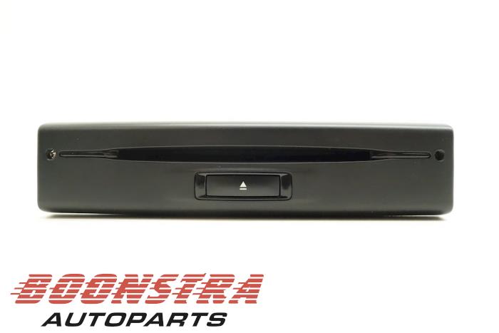 Używane Zmieniarka CD Peugeot 208 I (CA/CC/CK/CL) 1.6 Blue HDi 100 Cena € 89,25 Procedura marży oferowane przez Boonstra Autoparts