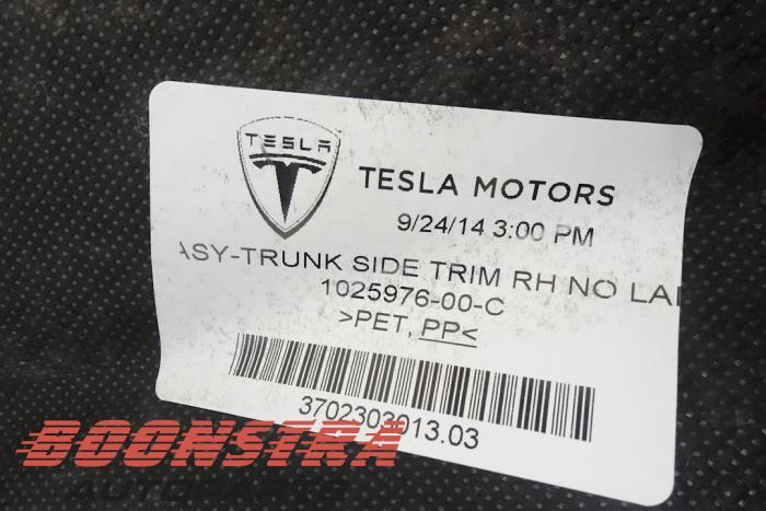 Tapizado de maletero derecha de un Tesla Model S 85 2015