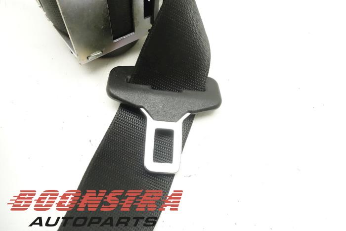 Rear seatbelt, left from a BMW 1 serie (E81) 118d 16V 2008