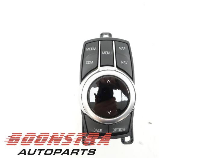 Używane Przycisk I-Drive BMW 3 serie (F30) 318i 1.5 TwinPower Turbo 12V Cena € 89,25 Procedura marży oferowane przez Boonstra Autoparts