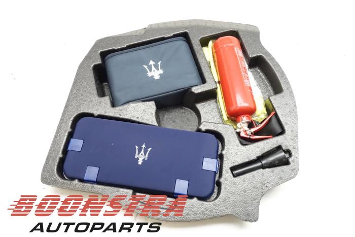 Usagé Ensemble cric Maserati Ghibli III 3.0 Diesel Prix € 199,95 Règlement à la marge proposé par Boonstra Autoparts