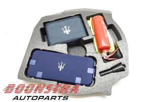 Usagé Ensemble cric Maserati Ghibli III 3.0 Diesel Prix € 199,95 Règlement à la marge proposé par Boonstra Autoparts