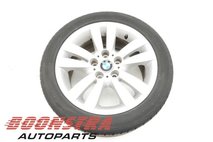 Wheel + tyre from a BMW 3 serie (E90) 325i 24V 2005