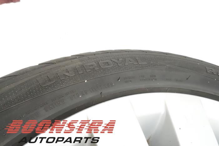 Wheel + tyre from a BMW 3 serie (E90) 325i 24V 2005
