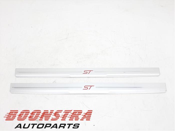 Door strip from a Ford Focus 2 2.5 20V ST 2007