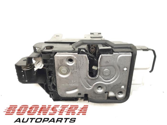 Front door lock mechanism 4-door, right Volvo V40 2.0 D2 16V - 932635103