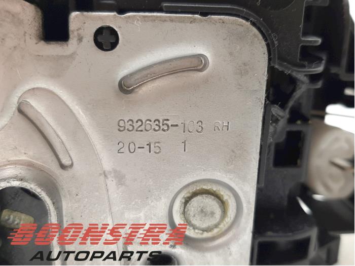 Front door lock mechanism 4-door, right Volvo V40 2.0 D2 16V - 932635103