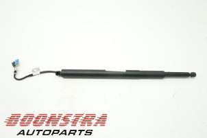 Used Rear gas strut, right BMW 5 serie Touring (G31) 525d 2.0 TwinPower Turbo 16V Price € 89,96 Margin scheme offered by Boonstra Autoparts