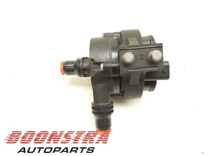 Additional water pump from a BMW 2 serie Active Tourer (F45) 225xe iPerformance 1.5 TwinPower Turbo 12V 2018