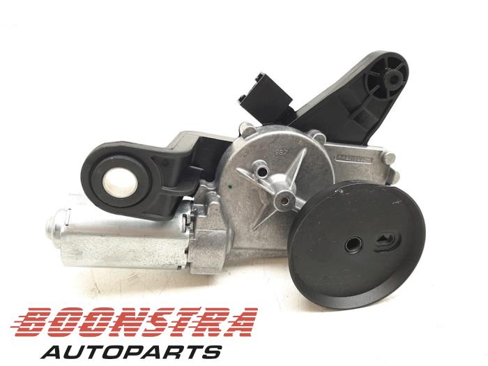 Rear wiper motor from a BMW 3 serie Touring (F31) 320d 2.0 16V EfficientDynamicsEdition 2015