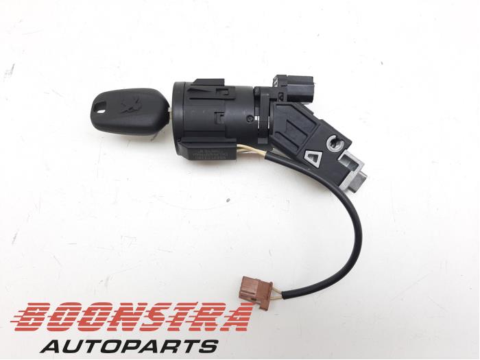 Używane Stacyjka + Kluczyk Peugeot 2008 (CU) 1.2 12V e-THP PureTech 110 Cena € 24,95 Procedura marży oferowane przez Boonstra Autoparts