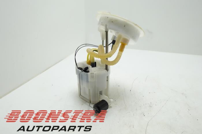 Electric fuel pump from a BMW 3 serie Touring (F31) 320d 2.0 16V EfficientDynamicsEdition 2015