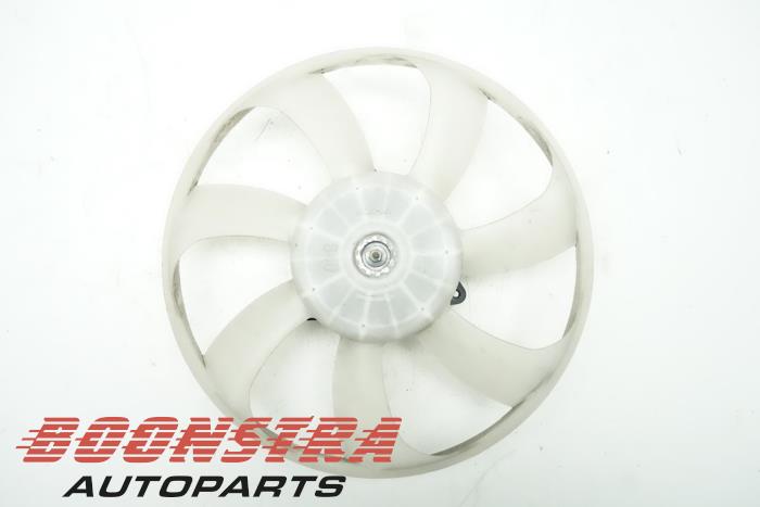 Fan motor from a Toyota Auris Touring Sports (E18) 1.8 16V Hybrid 2014