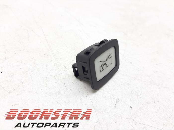 Używane Przelacznik Tesla Model 3 Long Range AWD 75 kWh Cena € 36,75 Procedura marży oferowane przez Boonstra Autoparts