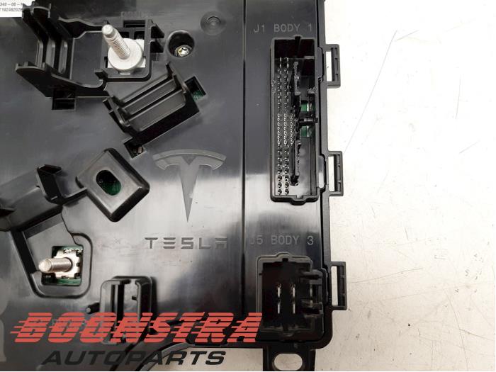 Caja de fusibles de un Tesla Model 3 Standard Range Plus 2019