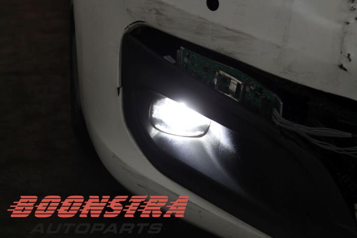 Luz antiniebla derecha delante de un Peugeot 508 SW (8E/8U) 1.6 BlueHDI 120 2016