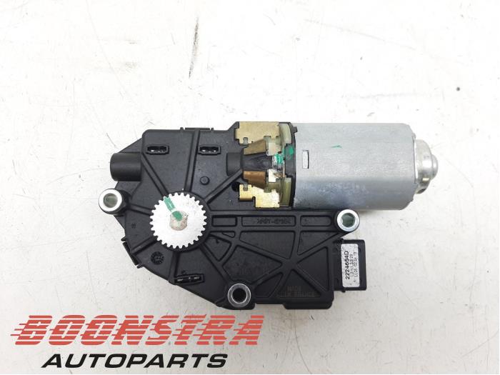 Sunroof motor from a Peugeot 508 SW (8E/8U) 2.0 HDiF 16V Autom. 2013