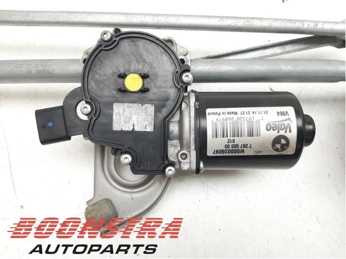 Wiper motor + mechanism from a BMW 3 serie Touring (F31) 328i xDrive 2.0 16V 2015