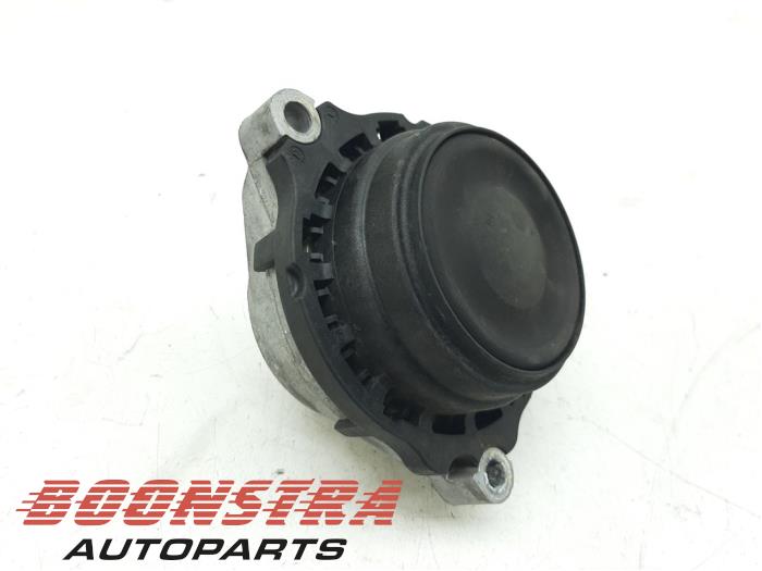 Engine mount from a BMW 3 serie Touring (F31) 328i xDrive 2.0 16V 2015